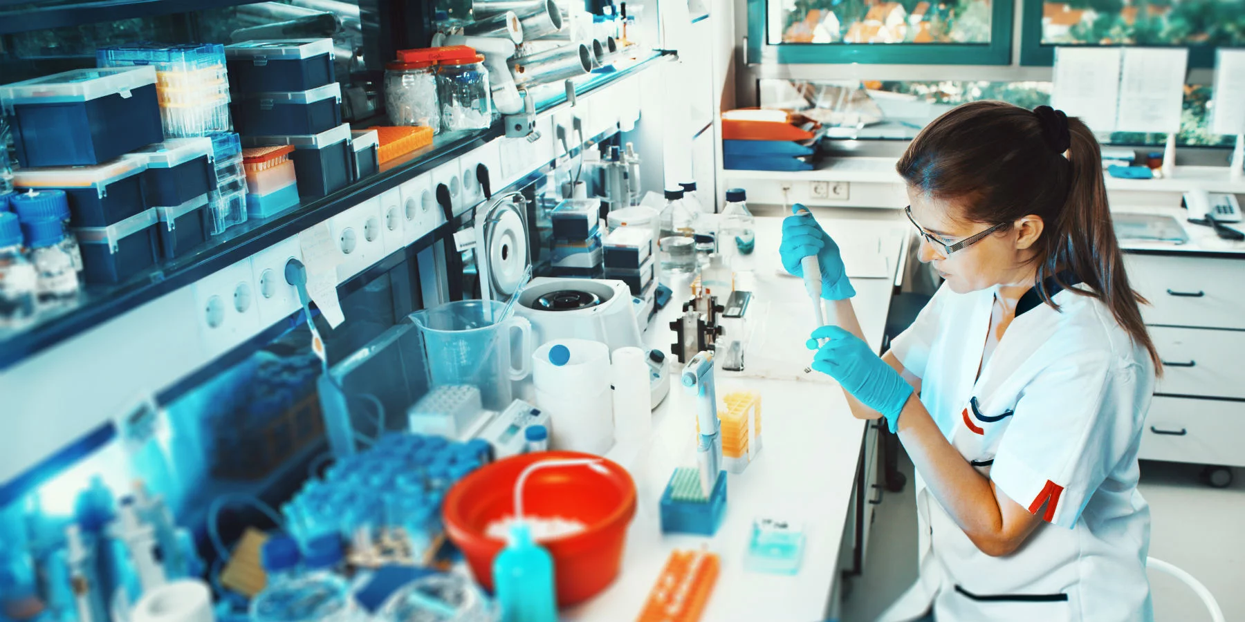 Swiss TPH Mitarbeiterin Angestellte arbeitet bei Swiss TPH im Labor