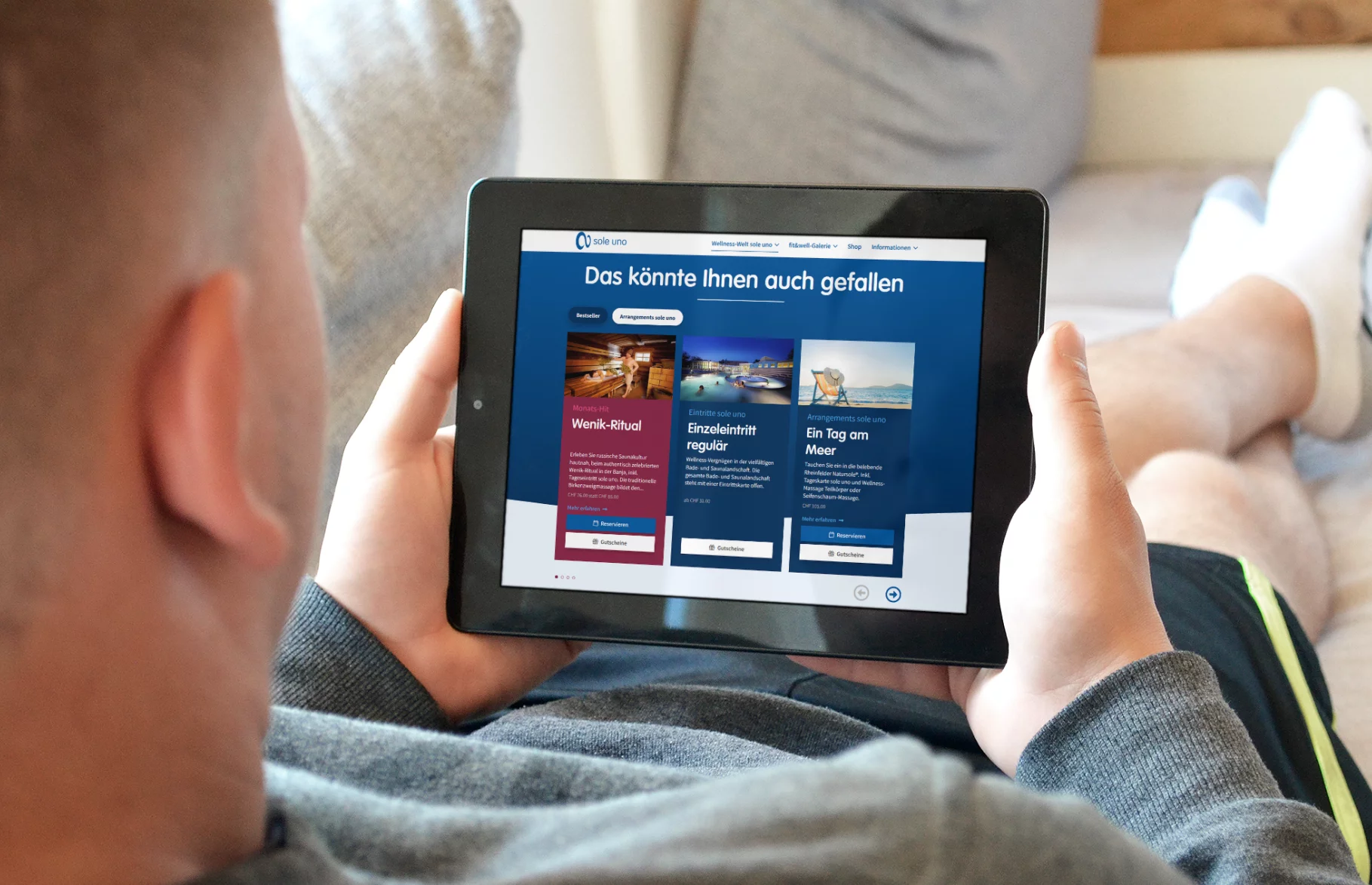 Mann mit Tablet schaut Website sole uno an Umsetzung neue Website für die Badewelt sole uno mit weiteren Informationen und Preisen