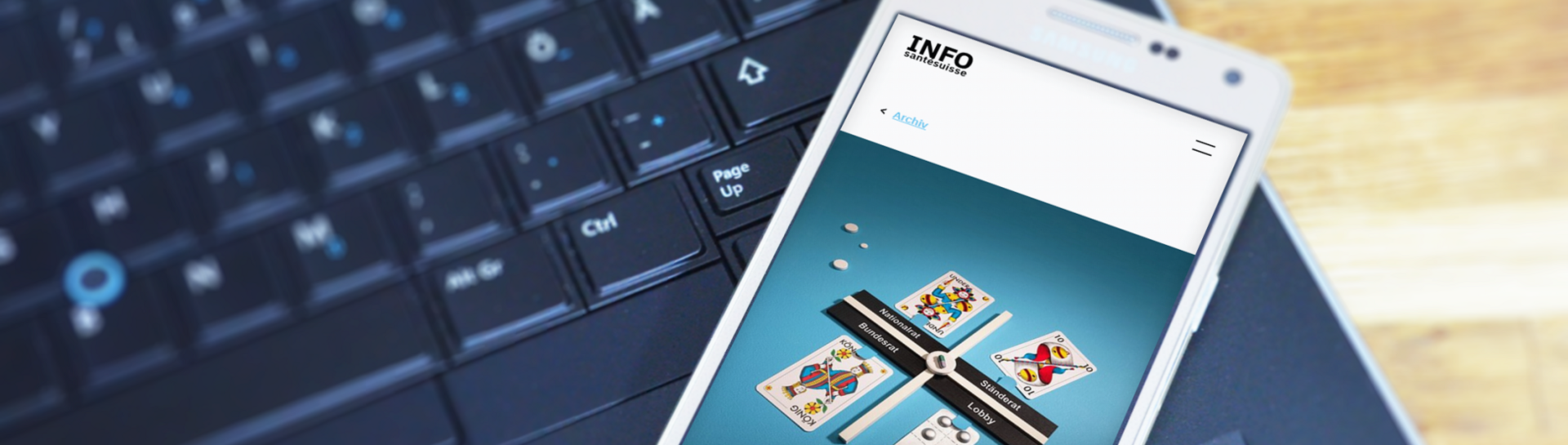 Digitale Ausgabe infosantésuisse auf einem Smartphone, entwickelt durch CS2 mit TYPO3 CMS