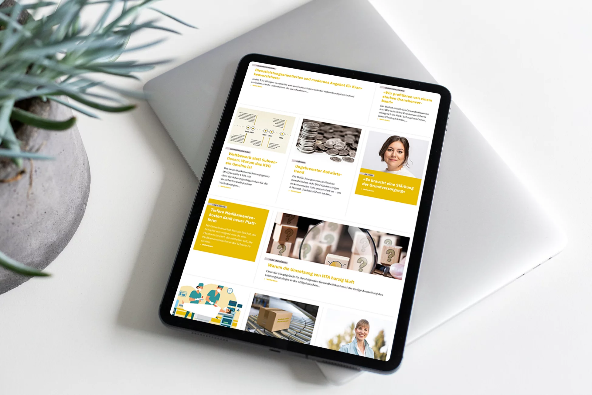 Aktuelle Ausgabe von Infosantésuisse auf einem Tablet, entwickelt durch CS2 mit TYPO3 CMS