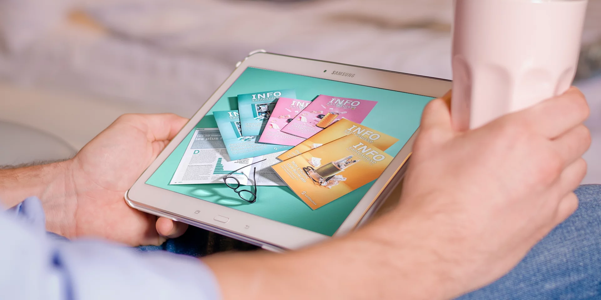 Auswahl einiger Ausgaben der santésuisse  INFO Zeitschriften auf Tablet 