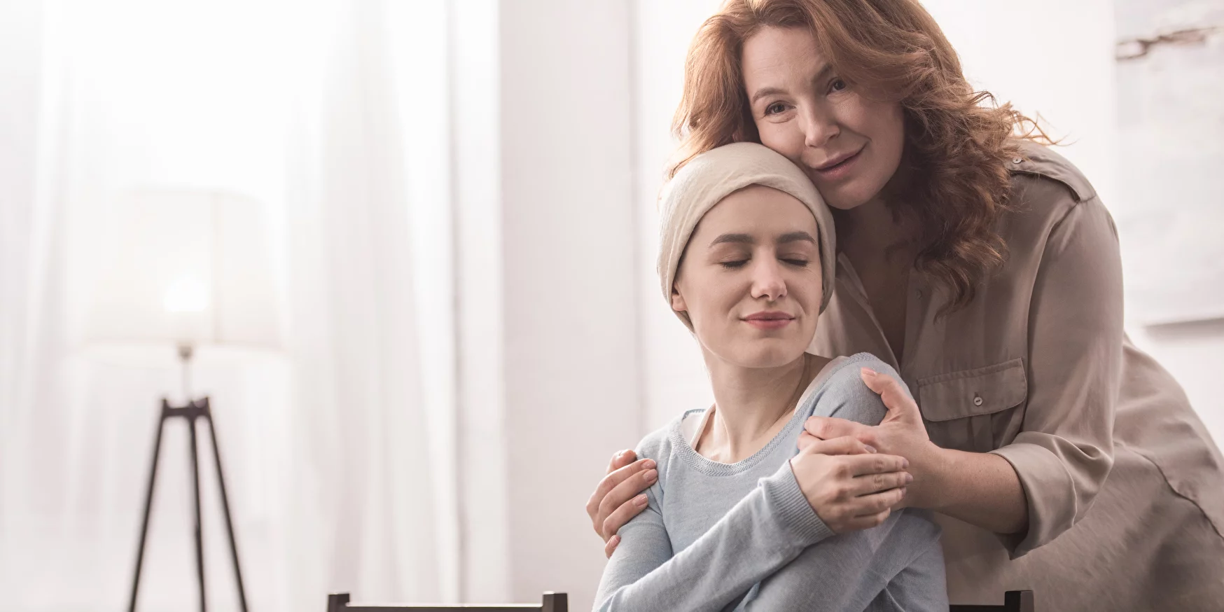 Emotionales Bild einer Krebspatientin mit Begleitperson. Emotionales Headerbild für Referenzbericht der Websiten für die Krebsliga Schweiz, TYPO3 von CS2 Sissach Schweiz