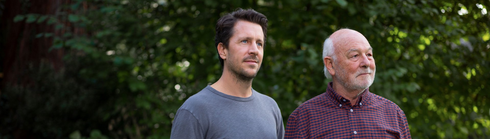 Foto zeigt zwei Männer in einem Park, symbolisch dafür dass man mit Krebs nicht alleine ist. Weiterleitung auf die Webseiten der Krebliga Schweiz, den Webshop sowie der Krebsforschung Schweiz, TYPO3 CMS von CS2 