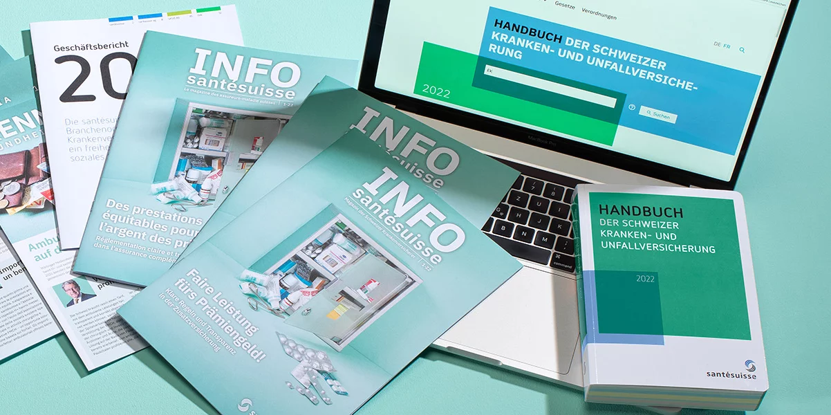 Auswahl an Druckerzeugnissen wie Handbuch und INFO santésuisse sowie digitalen Produkten erstellt durch CS2 AG
