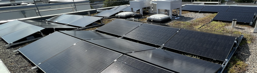 Foto zeigt PV-Anlage auf einem Flachdach (Industriegebäude) mit viel Leistung