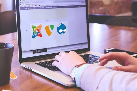 Drupal vs TYPO3 vs Joomla – der ultimative Vergleich