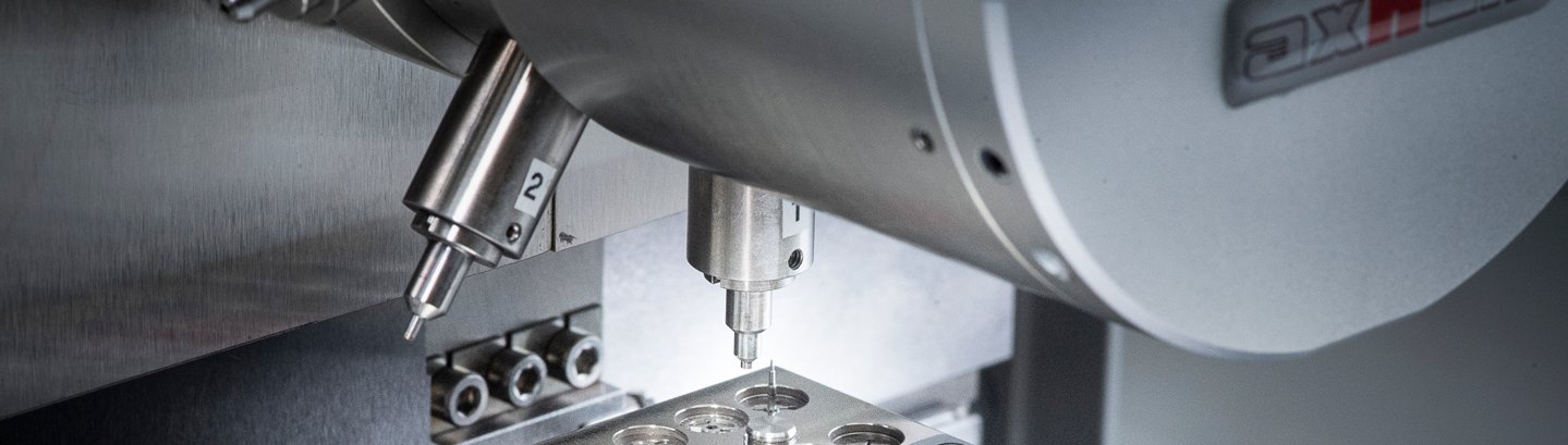 Header Image zeigt eine axnum Anwendung mit Pressen als Einstieg Referenz Website 