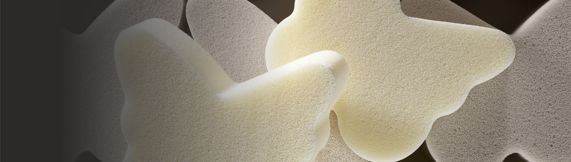 Schaumstoff Schmetterlinge auf schwarzem Hintergrund 