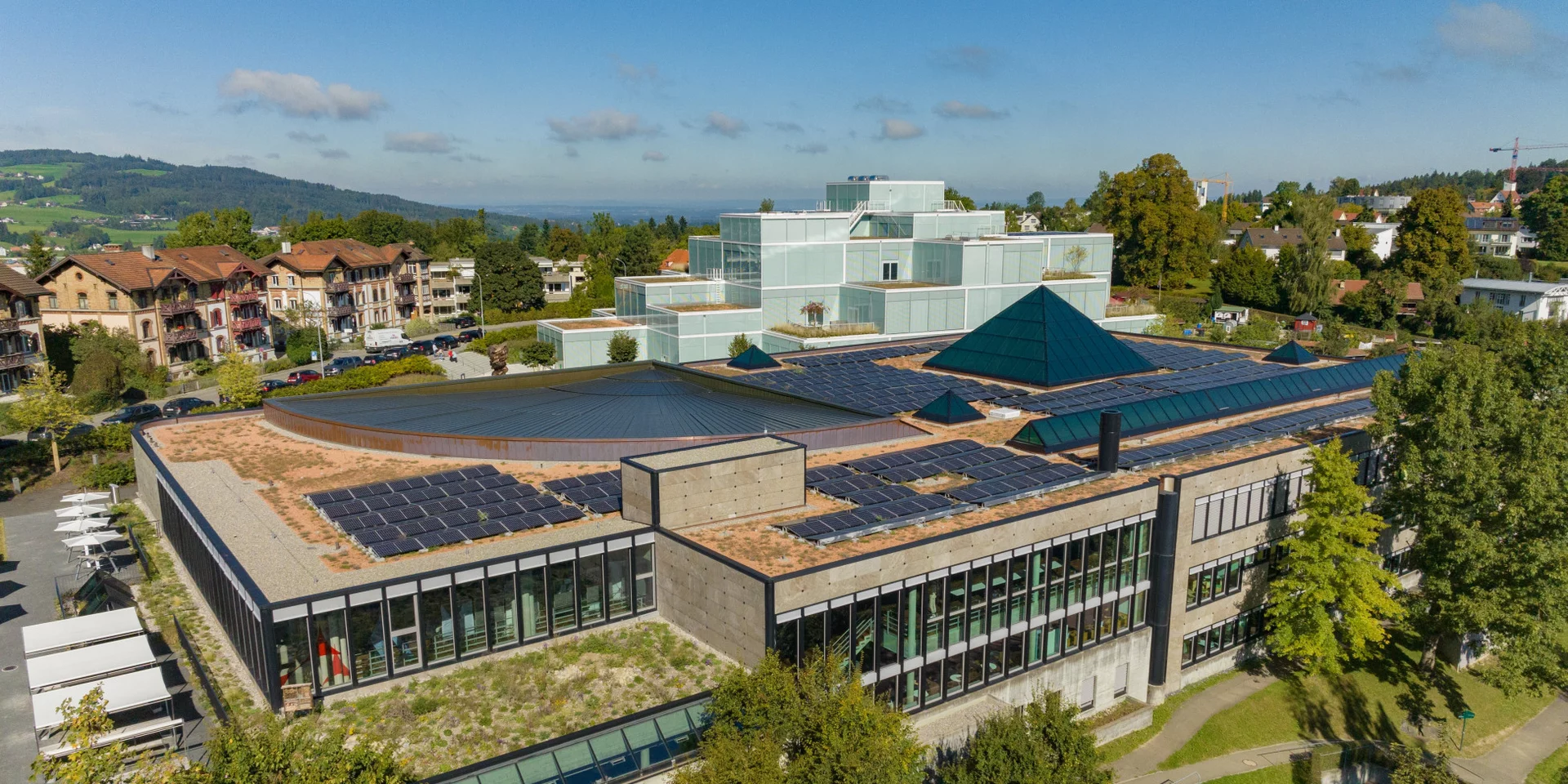 Foto mit Campus Universität St.Gallen HSG und Square Bild zeigt Campus der UniSG mit Square St. Gallen | Referenz der CS2 umgesetzt mit TYPO3 CMS