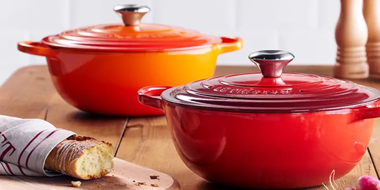Stimmungsvolles Bild mit zwei Töpfen in rot von LeCreuset Muff Haushalt LeCreuset Produkte von Muff Haushalt aus dem Magento Webshop mit Hyva Frontend von CS2