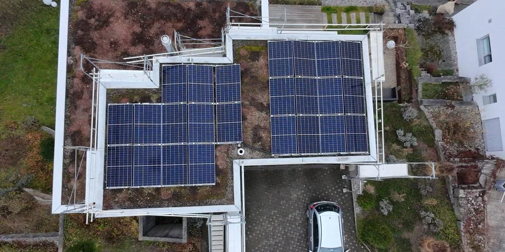 Photovoltaikanlage EFH Solaranlage auf Flachdach eines Einfamilienhauses