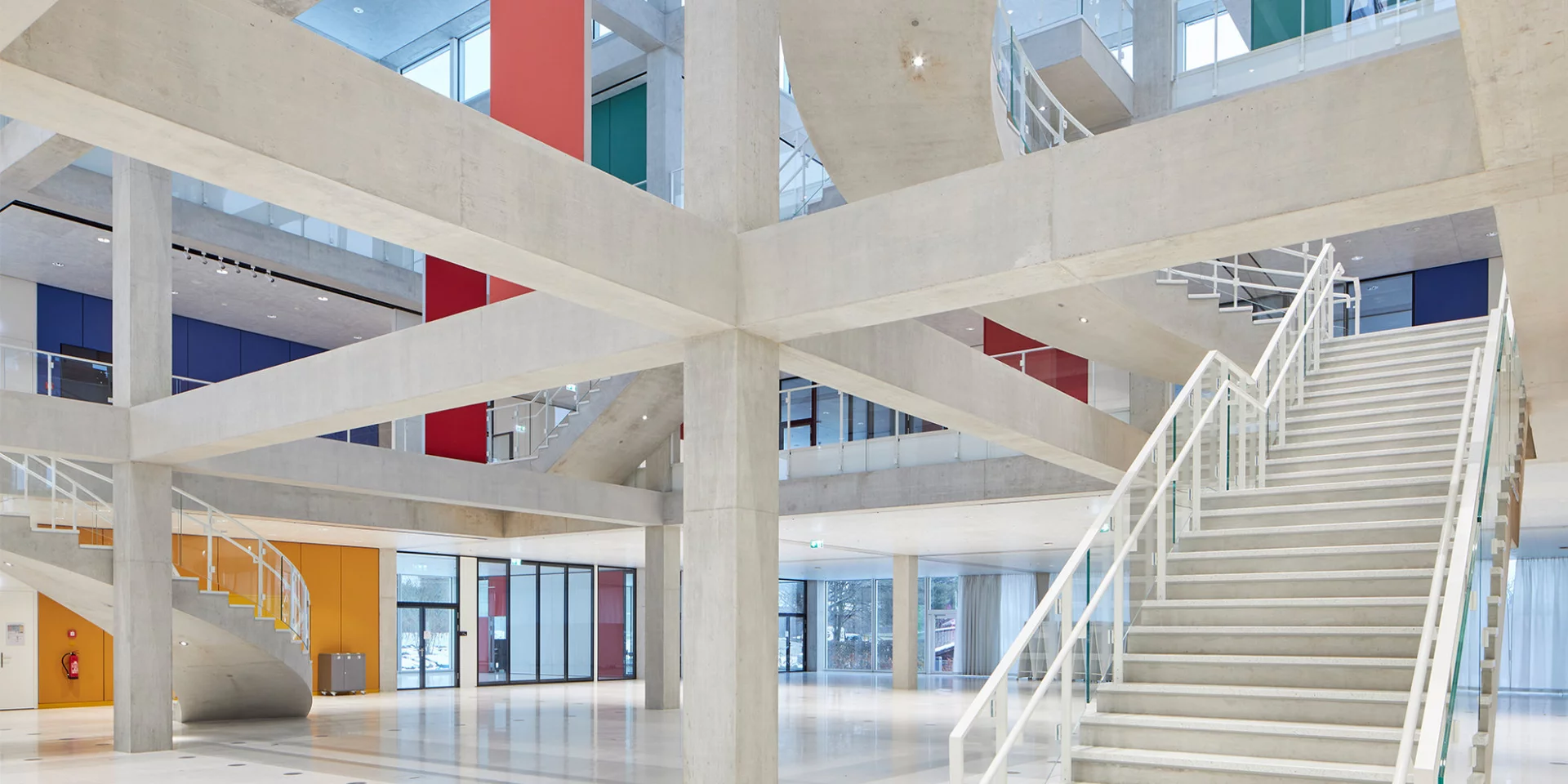 Bild zeigt die SQUARE Architektur Halle der HSG in St.Gallen. 