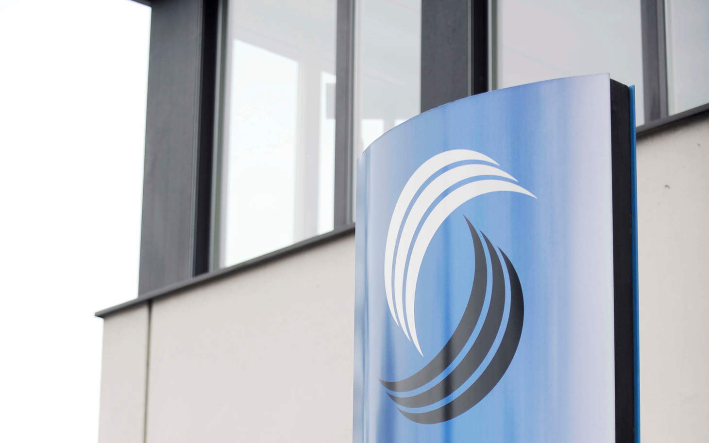 Das Logo von santésuisse abgebildet auf einem Pilon vor dem Hauptsitz der Organisation