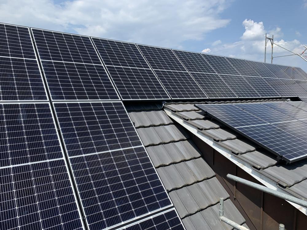 Sauber montierte Solarpanels auf Schrägdach eines EFH von Suncrest