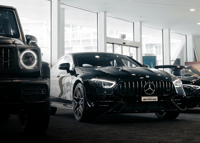 Stimmungsgeladenes Bild eines Mercedes aus dem Sortiment der Kestenholz Gruppe